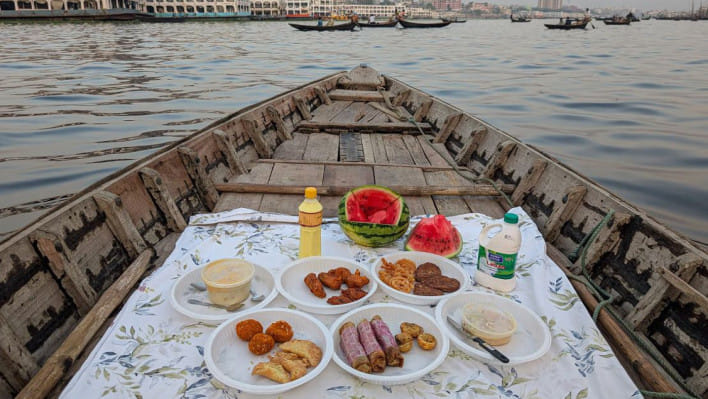 বুড়িগঙ্গায় ইফতার