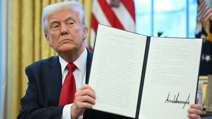 বিদেশি গাড়ি আমদানিতে ২৫ শতাংশ শুল্ক আরোপ করলেন ট্রাম্প। ছবি: এএফপি