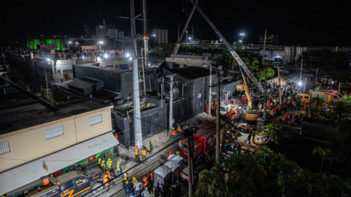 ডমিনিকান রিপাবলিকের রাজধানীতে নাইটক্লাব জেট সেট ক্লাবের ছাদ ধসে পড়ার পর উদ্ধার কার্যক্রম চলছে। ছবি: এএফপি 