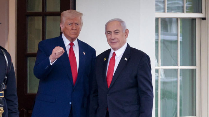 হোয়াইট হাউসের ফটকে নেতানিয়াহুকে স্বাগত জানাচ্ছেন ট্রাম্প। ফাইল ছবি: এএফপি