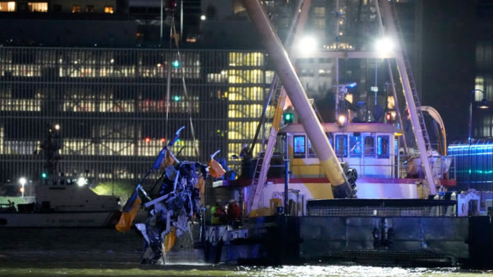 হাডসন নদীতে ভেঙে পড়া হেলিকপ্টারটি তুলে আনা হচ্ছে। ছবি: এএফপি