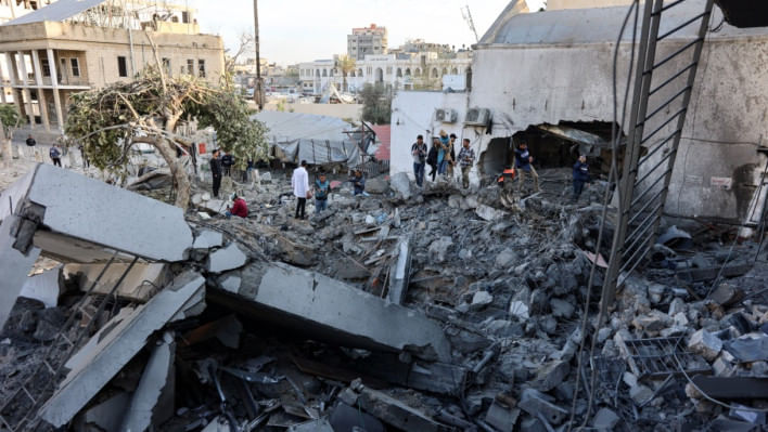 ইসরায়েলের আল-আহলি হাসপাতালে ইসরায়েলি বিমান হামলায় ব্যাপক ধ্বংসযজ্ঞ। ছবি: এএফপি