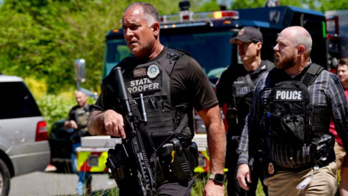 ফ্লোরিডা স্টেট ইউনিভার্সিটিতে বন্দুকধারীর হামলার পর ঘটনাস্থলে পুলিশ এসে পৌঁছায়। ছবি: রয়টার্স