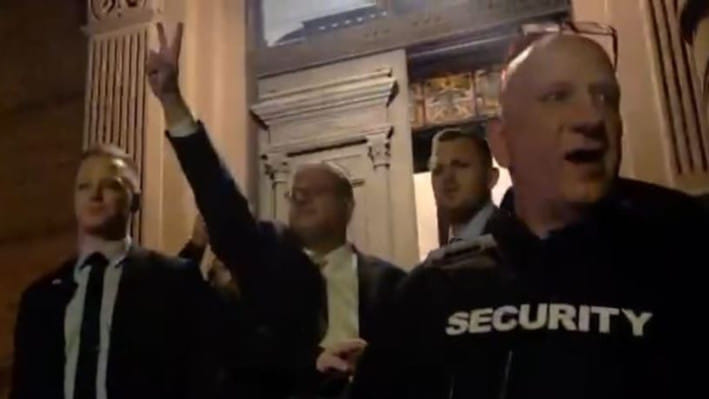 বিক্ষোভকারীদের দিকে আঙুল দিয়ে বিজয়সূচক ‘ভি চিহ্ন’ দেখাচ্ছেন ইতামার বেন গভি। ছবি: বেন গভির কার্যালয়