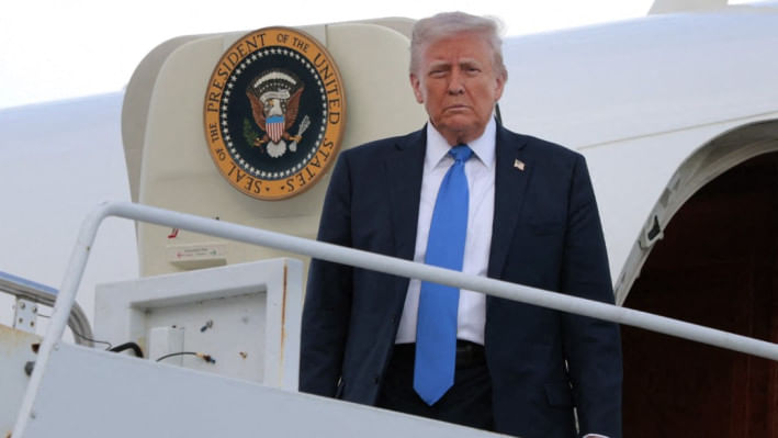 এয়ারফোর্স ওয়ান থেকে নেমে আসছেন প্রেসিডেন্ট ট্রাম্প। ছবি: এএফপি