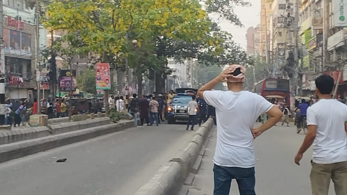 আইভীকে বহনকারী পুলিশের গাড়ি। ছবি: স্টার