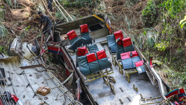 শ্রীলঙ্কায় তীর্থযাত্রীবাহী বাস খাদে পড়ে ২১ জন নিহত হয়েছেন। ছবি: এএফপি