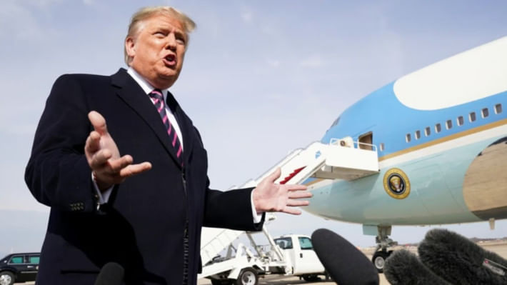 এয়ার ফোর্স ওয়ানের সামনে ডোনাল্ড ট্রাম্প। ফাইল ছবি: রয়টার্স (২০২০)