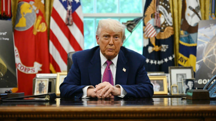 গোল্ডেন ডোমের নকশা চূড়ান্তের ঘোষণা দিচ্ছেন ট্রাম্প। ছবি: এএফপি