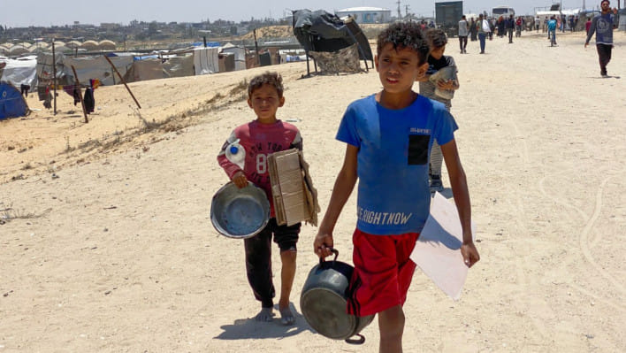 গাজার ত্রাণকেন্দ্র থেকে খালি হাতে ফিরছে ফিলিস্তিনি শিশুরা। ফাইল ছবি: এএফপি (২৮ মে, ২০২৫)