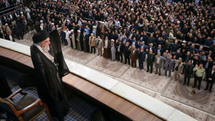 রুহুল্লাহ খোমেনির মৃত্যুবার্ষিকীতে বক্তব্য রাখছেন ইরানের সর্বোচ্চ নেতা আলি খামেনি। ছবি: এএফপি