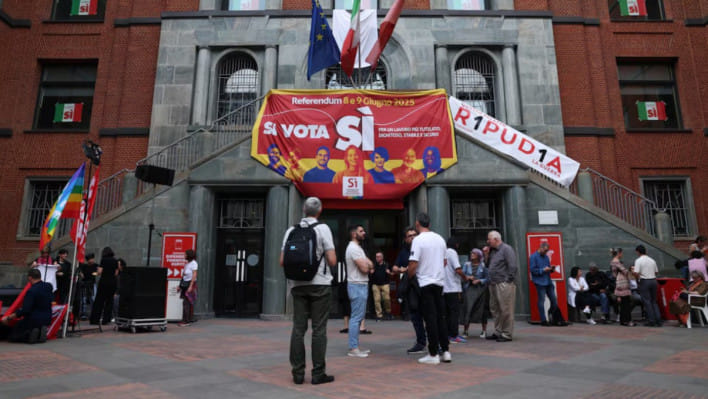 ইতালির গণভোটে হ্যাঁ ভোট দেওয়ার আহ্বান জানিয়ে প্রচারণা। ছবি: রয়টার্স