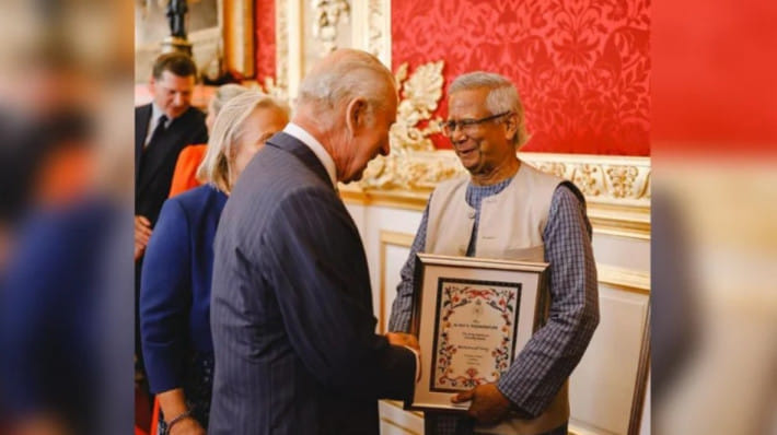 বৃহস্পতিবার রাজা চার্লসের কাছ থেকে ‘কিং চার্লস তৃতীয়  হারমোনি অ্যাওয়ার্ড’ গ্রহণ করেন প্রধান উপদেষ্টা ড. মুহাম্মদ ইউনূস। ছবি : সিএ ফেসবুক