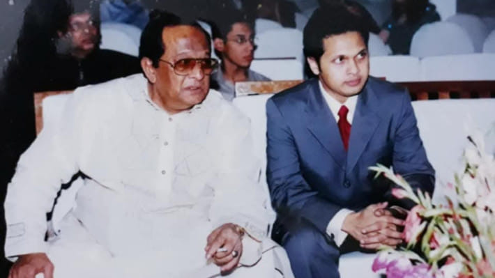 নায়ক রাজ রাজ্জাক ও তার ছেলে সম্রাট। ফাইল ছবি: সংগৃহীত