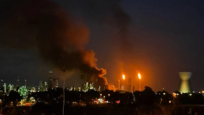 ইরানের হামলায় ইসরায়েলের বাজান তেল পরিশোধনাগার ও সংলগ্ন বিদ্যুৎ উৎপাদন কেন্দ্রে আগুন ধরে যায়। ছবি: সংগৃহীত