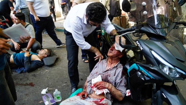 তেহরানের শহরতলীতে ইসরায়েলি হামলায় আহতদের সেবা দেওয়া হচ্ছে। ছবি: এএফপি