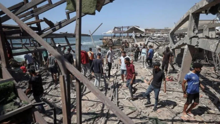 গাজার পশ্চিমাঞ্চলে ভূমাধ্যসাগরের তীরে অবস্থিত আল-বাকা ক্যাফেতে ইসরায়েলি হামলায় ২১ জন নিহত হয়েছেন। ছবি: ভিডিও থেকে স্ক্রিণশট/সংগৃহীত