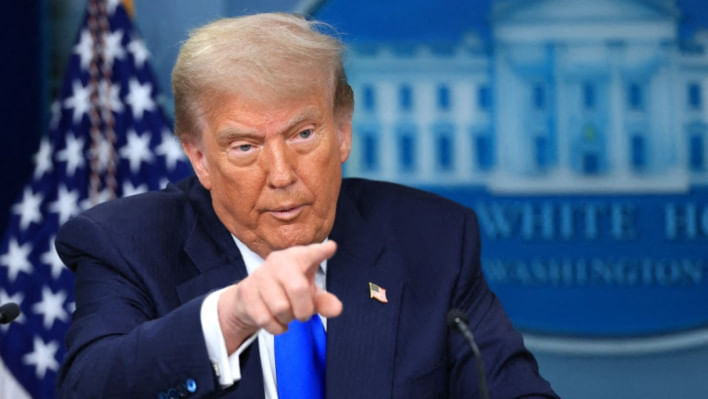 সাংবাদিকদের প্রশ্নের জবাব দিচ্ছেন ট্রাম্প। ছবি: এএফপি