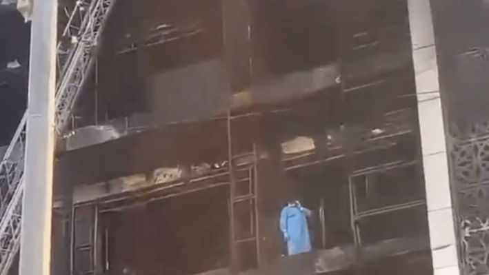 কুত শহরের শপিং মলে অগ্নিকান্ডে ৬১ জন প্রাণ হারিয়েছেন। ছবি: সংগৃহীত