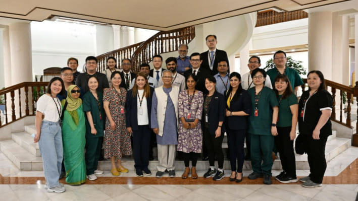 আজ, সিঙ্গাপুর, চীন এবং ভারতের চিকিৎসক এবং নার্সরা রাষ্ট্রীয় অতিথি ভবন যমুনায় প্রধান উপদেষ্টা অধ্যাপক মুহাম্মদ ইউনূসের সাথে সাক্ষাৎ করেন। ছবি: পিআইডি