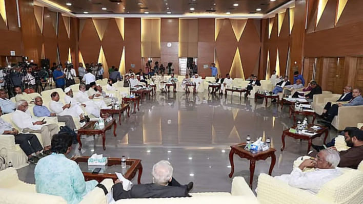 বৃহস্পতিবার ঢাকায় ফরেন সার্ভিস একাডেমিতে জাতীয় ঐকমত্য কমিশনের সাথে রাজনৈতিক দলগুলোর দ্বিতীয় পর্যায়ের ২৩তম দিনের আলোচনা শেষ হয়। ছবি: প্রথম আলোর সৌজন্যে