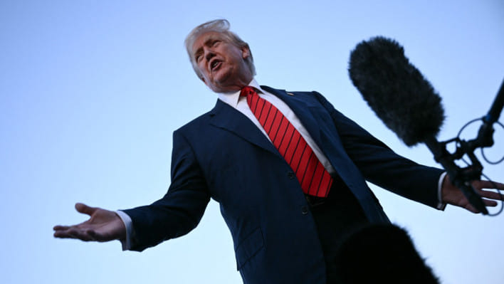 এয়ার ফোর্স ওয়ানের সামনে সাংবাদিকদের প্রশ্নের জবাব দিচ্ছেন ট্রাম্প। ছবি: এএফপি