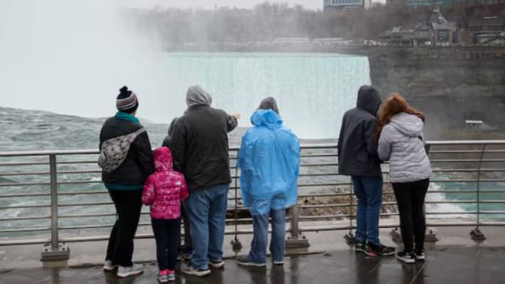 যুক্তরাষ্ট্রের হর্সশু ফলস দেখতে ভিড় জমিয়েছেন পর্যটকরা। প্রতীকি ছবি: রয়টার্স