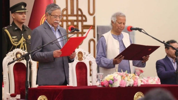 গণঅভ্যুত্থানের মুখে ক্ষমতাচ্যুত প্রধানমন্ত্রী শেখ হাসিনা পালিয়ে যাওয়ার পর শান্তিতে নোবেল বিজয়ী অধ্যাপক ড. মুহাম্মদ ইউনূসের নেতৃত্বে গঠিত অন্তর্বর্তী সরকার শপথ নেয়। ফাইল ছবি: বাসস