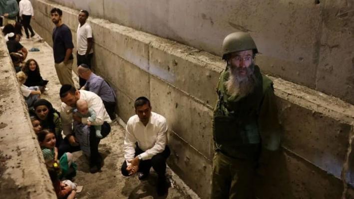 ইরানের ক্ষেপণাস্ত্র হামলার সময় আতংকিত ইসরায়েলিরা নিরাপদ আশ্রয়ের খোঁজ করছেন। ফাইল ছবি: রয়টার্স