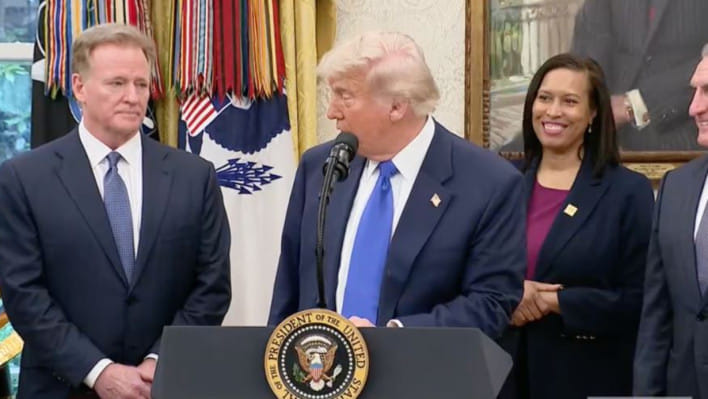 হোয়াইট হাউসে ট্রাম্পের পাশে ওয়াশিংটন ডিসির মেয়র মুরিয়েল বাউসার (বাম থেকে তৃতীয়)। ছবি: ভিডিও থেকে স্ক্রিণশট