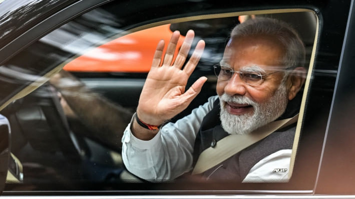 বেঙ্গালুরুতে নরেন্দ্র মোদি ভক্তদের উদ্দেশে হাত নাড়ছেন। ছবি: এএফপি (১০ আগস্ট, ২০২৫)