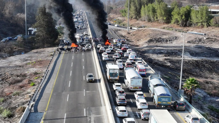 বিক্ষোভকারীরা তেল আবিব-জেরুজালেম সংযোগ সড়কে যান চলাচল বন্ধ করে দেয়। ছবি: রয়টার্স