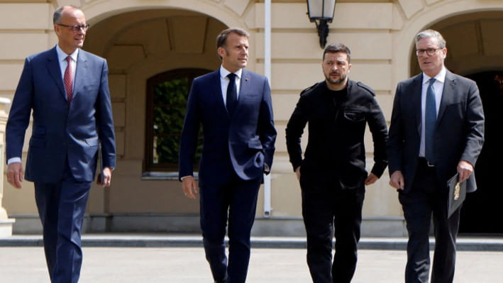 জেলেনস্কির সঙ্গে ইচ্ছুকদের জোটের তিন গুরুত্বপূর্ণ নেতা। ফাইল ছবি: এএফপি