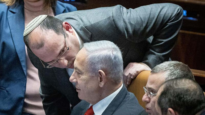 নেসেটের অধিবেশনে নেতানিয়াহুর কানে কানে কিছু একটা বলছেন সিমচা রথম্যান। ফাইল ছবি: সংগৃহীত