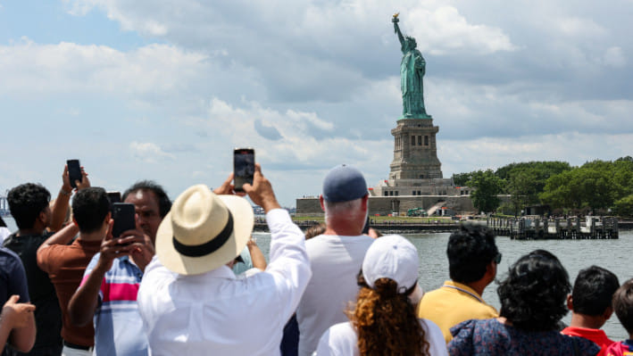 স্ট্যাচু অব লিবার্টি দেখতে ভিড় করছেন পর্যটকরা। ফাইল ছবি: রয়টার্স