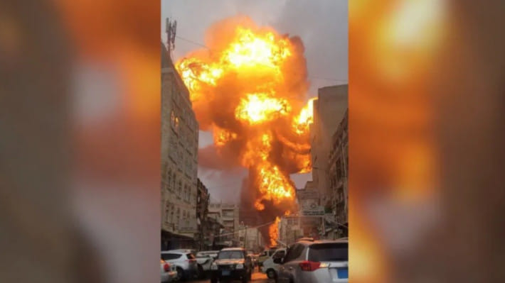 ইয়েমেনের রাজধানী সানায় ইসরায়েলি হামলার পর দৃশ্যমান 'অগ্নিগোলক'। ছবি: ভিডিও থেকে স্ক্রিণশট/সংগৃহীত 