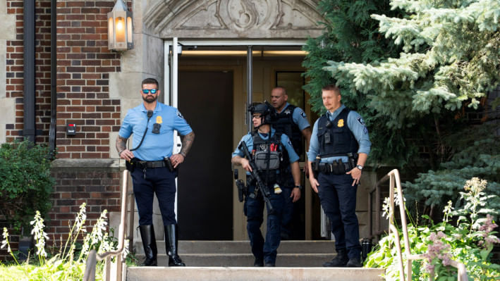 অ্যানানসিয়েশন গীর্জার স্কুলে হামলার পর ঘটনাস্থলে পুলিশের সদস্যরা। ছবি: রয়টার্স