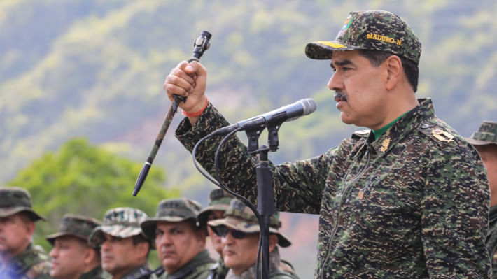 কারাকাসের একটি প্রশিক্ষণ কেন্দ্রে সেনাদের উদ্দেশে বক্তব্য রাখছেন ভেনেজুয়েলার প্রেসিডেন্ট নিকোলাস মাদুরো। ছবি: এএফপি