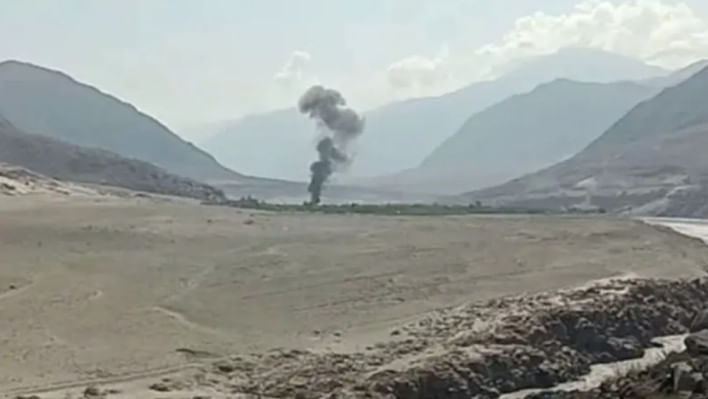 পাকিস্তানের চিলাস শহরের কাছে হেলিকপ্টার বিধ্বস্ত হলে কালো ধোঁয়া ছড়িয়ে পড়ে। ছবি: ডন