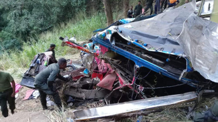 শ্রীলঙ্কায় বাস দুর্ঘটনার পর উদ্ধারকাজ চলছে। ছবি: সংগৃহীত