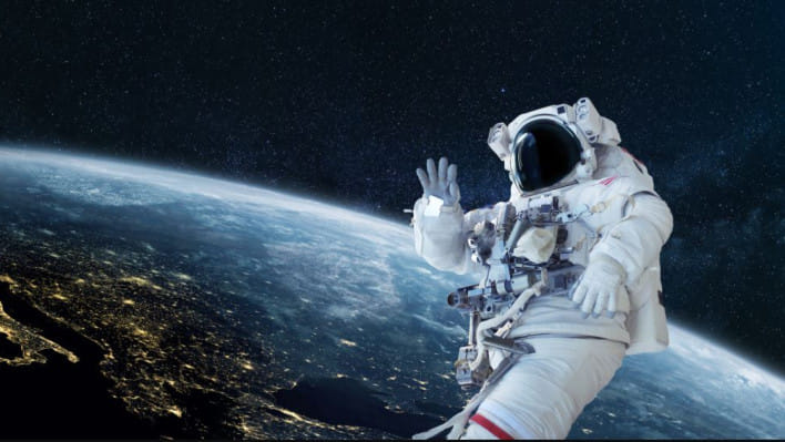 মহাকাশযানের তথাকথিত বিপর্যয় থেকে বাঁচার জন্য ওই ভুয়া নভোচারী ভুক্তভোগী নারীর কাছে সাহায্য চান। প্রতীকী ছবি: সংগৃহীত