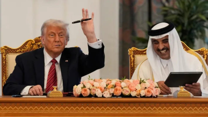 কাতারের আমিরের কাছ থেকে উপহার পাওয়া কলম দেখাচ্ছেন ট্রাম্প। ফাইল ছবি: সংগৃহীত