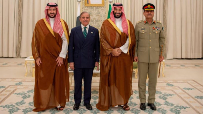 চুক্তি সই অনুষ্ঠানে বাঁ থেকে সৌদি আরবের প্রতিরক্ষামন্ত্রী খালিদ বিন সালমান, পাকিস্তানের প্রধানমন্ত্রী শেহবাজ শরিফ, সৌদি আরবের যুবরাজ মোহাম্মদ বিন সালমান ও পাকিস্তানের সেনাপ্রধান ফিল্ড মার্শাল আসিম মুনির। ছবি: পাকিস্তানের প্রধানমন্ত্রীর দপ্তর/এক্স