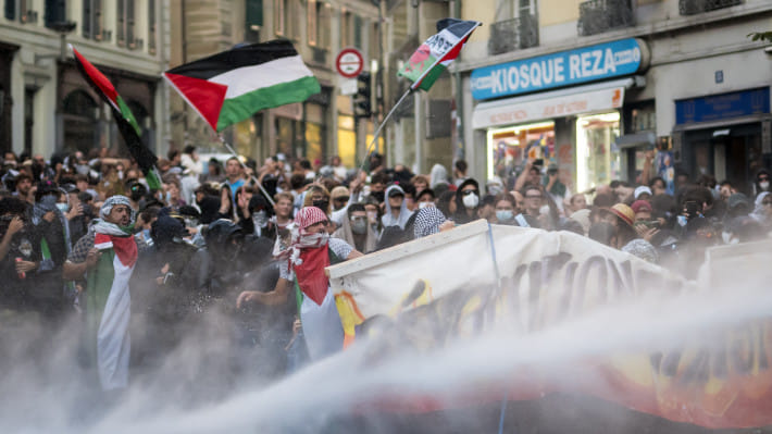 সুইজারল্যান্ডে ইসরায়েলি গণহত্যাবিরোধী সমাবেশে পুলিশের জলকামান নিক্ষেপ। ছবি: এএফপি