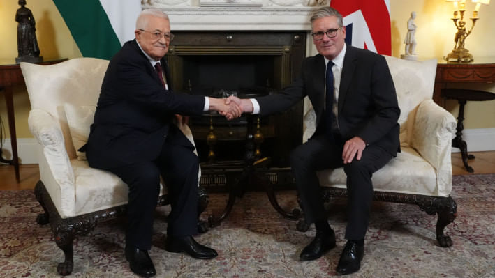 ফিলিস্তিনের প্রেসিডেন্ট মাহমুদ আব্বাস ও যুক্তরাজ্যের প্রধানমন্ত্রী কিয়ার স্টারমার। ছবি: এএফপি