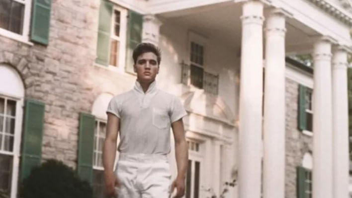 ১৯৫৭ সালে নিজের বাড়ি 'গ্রেইসল্যান্ডের' সামনে রক অ্যান্ড রোল তারকা এলভিস প্রিসলি। ছবি: সংগৃহীত