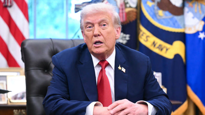 ওভাল অফিসে ট্রাম্প। ছবি: এএফপি