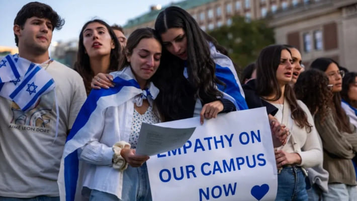 কলাম্বিয়া বিশ্ববিদ্যালয়ের ইহুদি শিক্ষার্থীদের বিক্ষোভ। ফাইল ছবি: এএফপি