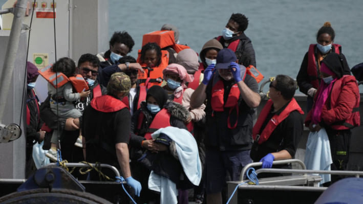 যুক্তরাজ্যের ডোভারে নৌকা থেকে নেমে আসছেন অভিবাসন প্রত্যাশীরা। ছবি: সংগৃহীত