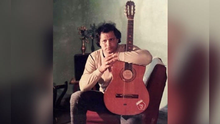 শেখ ইসতিয়াক, মেলোডি কিং বাংলাদেশ, শেখ ইসতিয়াক গান, নীলাঞ্জনা গান, নন্দিতা অ্যালবাম, শেখ ইসতিয়াক অ্যালবাম, টিপ টিপ বৃষ্টি গান, তুমি অভিমানী গান, শেখ ইসতিয়াক প্লেব্যাক, লাকী আখন্দ ও শেখ ইসতিয়াক, হ্যাপি আখন্দ ও শেখ ইসতিয়াক, নীল টেলিফোন গান, একদিন ঘুম ভেঙে দে